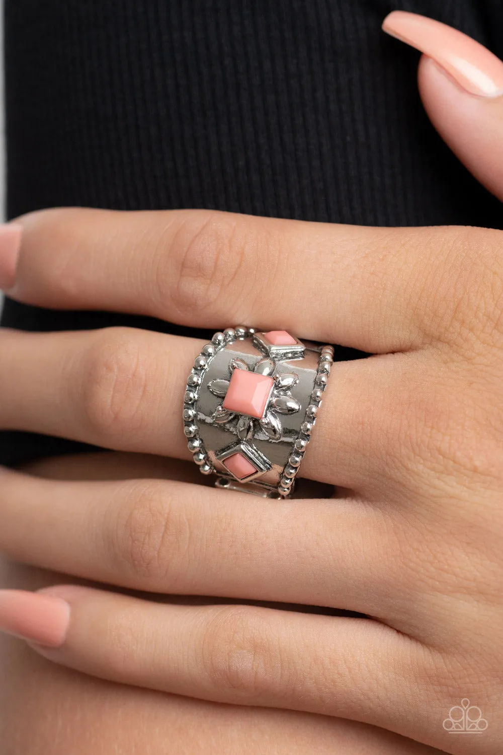 Paparazzi Daisy Diviner - Pink Ring